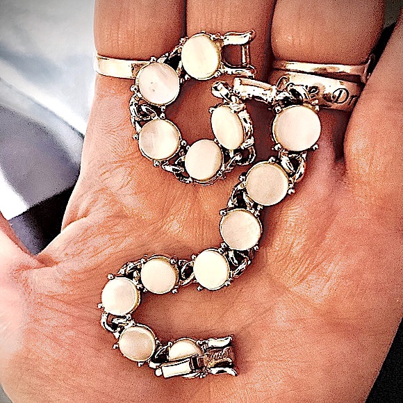 Coro vintage mother of pearl bracelet with a fold over clasp - Picture 6 of 16